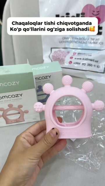 🦷 Tish chiqaryapti, bolangiz bezovtami?
👶🏻 Momcozy silikon tish chiqargichi — eng yoqimli yordamchi!✨ Yumshoq va xavfsiz silikon
🖐 Qulay tutish uchun maxsus shakl
🌿 BPA-free — mutlaqo xavfsiz
🧼 Oson yuviladi, gigiyenik📌 Tish qichishishida yengillik beradi
🎀 Bolangiz uchun eng zarur aksessuar!