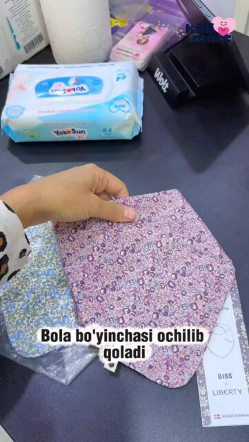✨ BIBS Bandana Bib – bu oddiy yengsimonlat emas, bu stil + qulaylik + himoya birlashtirilgan aksessuar 💕
Yumshoq paxtadan tikilgan, teriga yoqimli va har bir obrazga mos.🎨 Ranglar:
•	Liberty Eloise Blush / Ivory — 90 000 so‘m
•	Dusty Pink / Blush / Pale Butter — 75 000 so‘m🧸 Har kuni foydalanishga mos, silliq mato va klassik BIBS sifati 🌿
📍 Kidimart
🔗 t.me/kidimart￼
📞 95 833-11-10#bibs #kidimart #bandanabib #bolalaruchun #onalaruchun